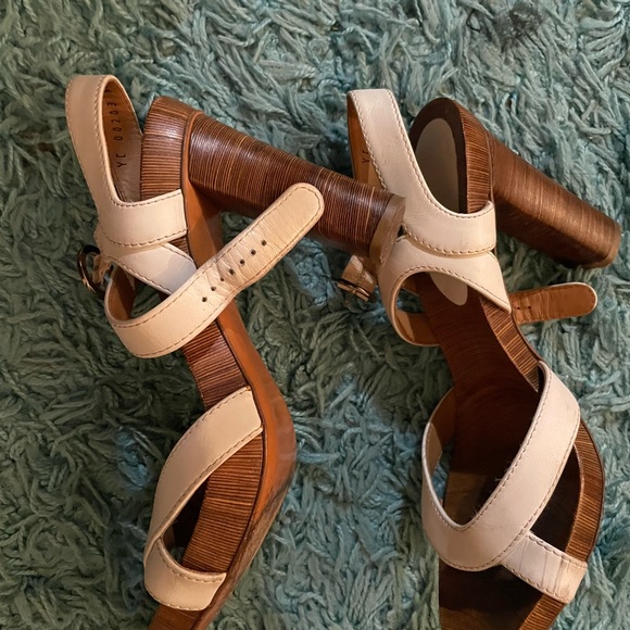 Ferragamo 7.5 shoes that still has a lot of life left - Picture 3 of 4